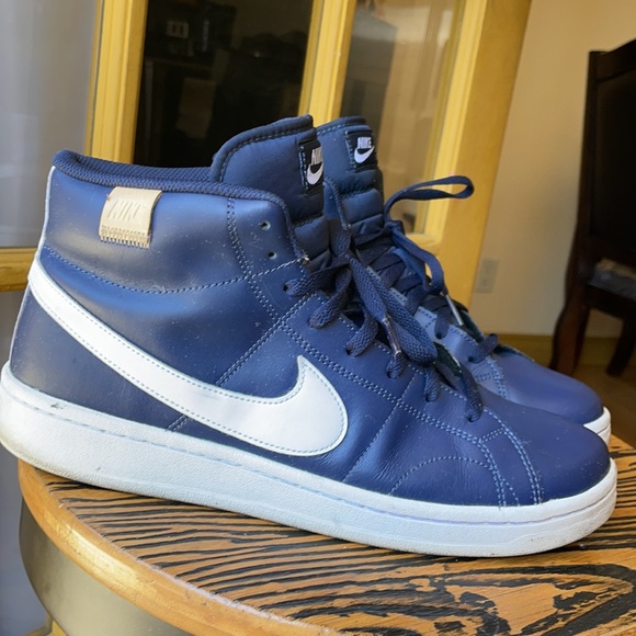 Nike - Picture 2 of 4